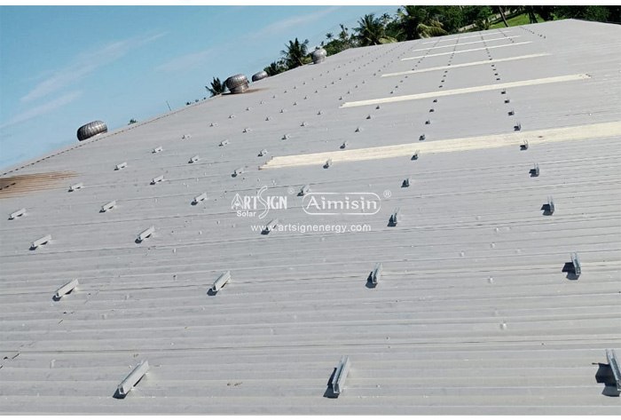 Aluminum solar panel roof mounting rails